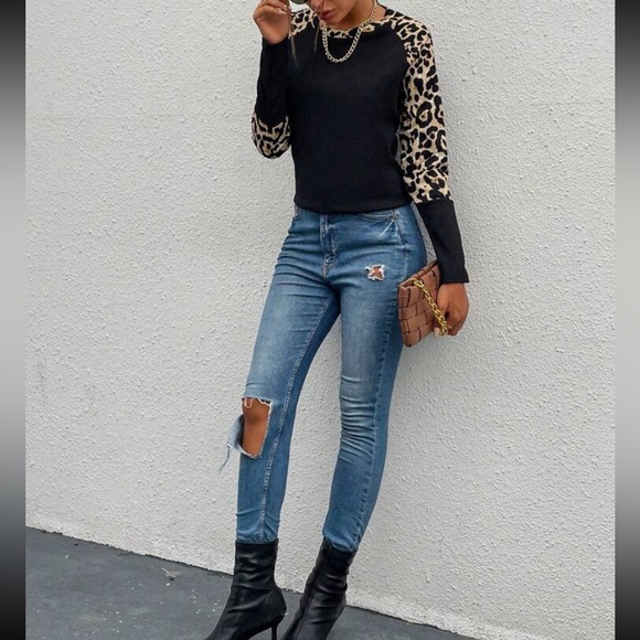 Leopard print contrast sleeve top - Picture 7 of 10